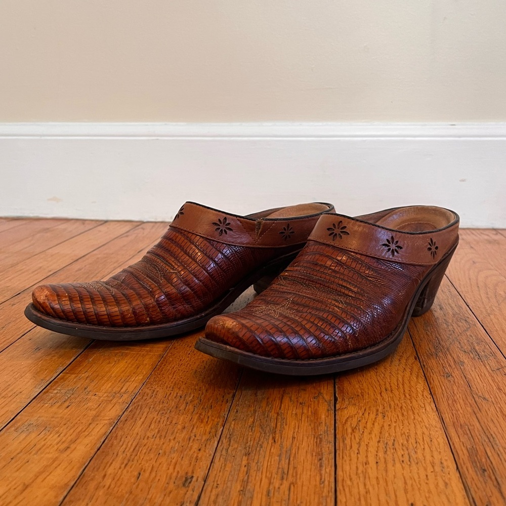 ARIAT western style pointed toe mules. Low heel. Genuine leather. 7.